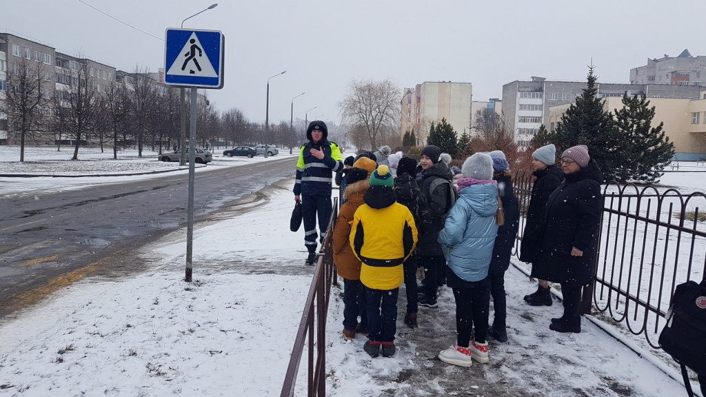 Виталий Кондратович показывает четвероклассникам, как правильно переходить дорогу.jpg