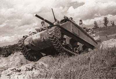 Танкисты 35-й гвардейской танковой бригады Западного фронта под командованием генерала А. Асланова на марше в р-не г. Сморгонь.jpg