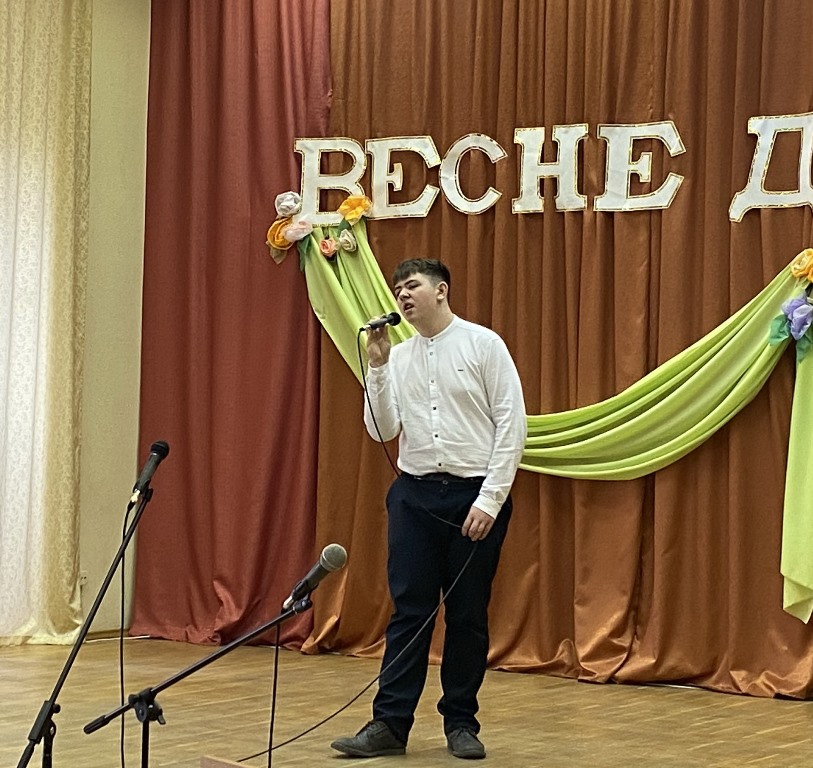 Поёт Роман Демеш - победитель конкурса военно-патриотической песни(1).jpg