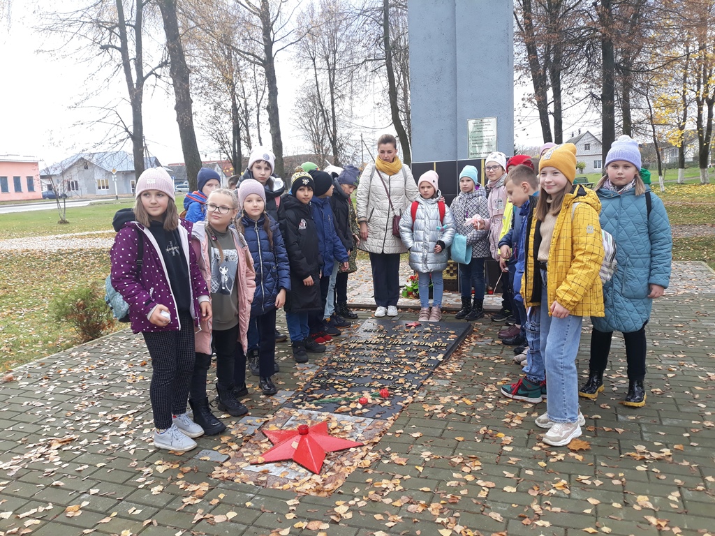 В сквере у памятника времен ВОВ.jpg