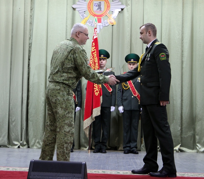 Награждение начальника лучшей пограничной заставы на участке Сморгонской пограничной группы Алексея Наволочко.jpg
